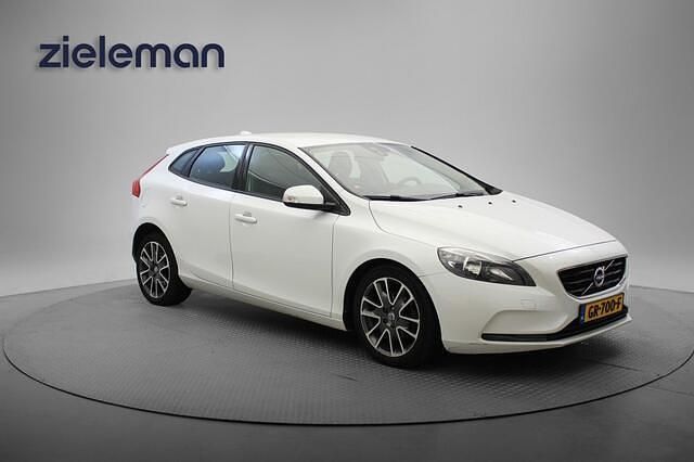 Wit Gebruikt 2015 Volvo V40 Business Edition Hatchback | € 6.845 (Eerlijke prijs) - Afbeelding 1/4