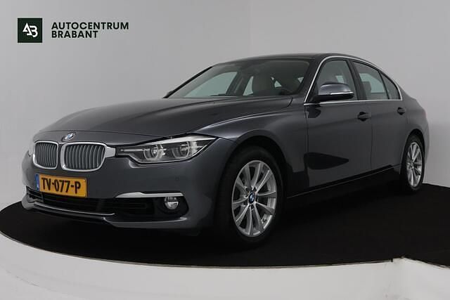 Grijs Gebruikt 2018 BMW 318 Luxury Line Sedan | € 17.945 (Eerlijke prijs) - Afbeelding 1/4