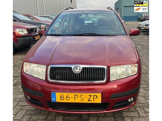 Rood Gebruikt 2004 Skoda Fabia Elegance Hatchback | € 950 (Eerlijke prijs) - Afbeelding 1/4