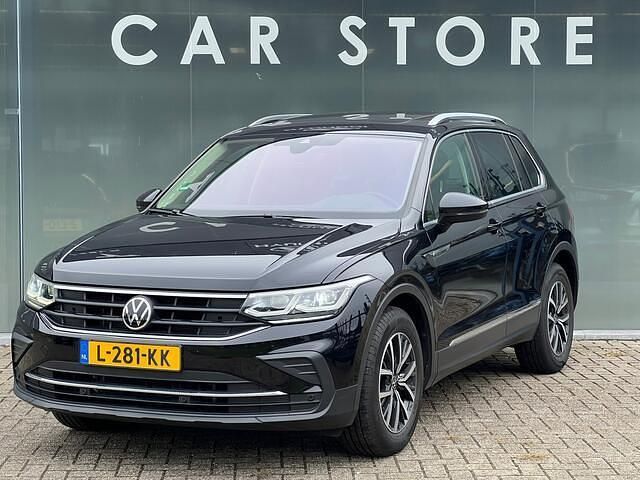 Zwart Gebruikt 2021 VW Tiguan Life SUV | € 27.644 (Goede deal) - Afbeelding 1/4