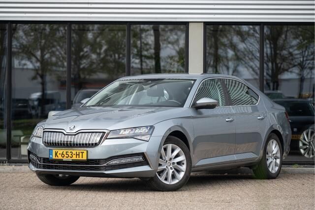 Grijs Gebruikt 2020 Skoda Superb Business Line Hatchback | € 21.750 (Super prijs) - Afbeelding 1/4