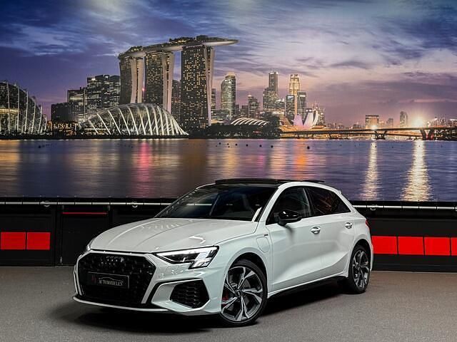 Wit Gebruikt 2022 Audi A3 Sportback Competition Hatchback | € 34.499 (Iets duurder) - Afbeelding 1/4