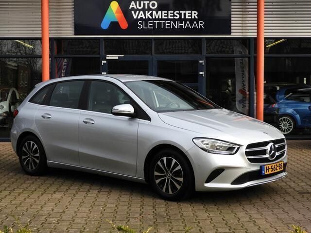 Grijs Gebruikt 2020 Mercedes B180 MPV | € 23.800 (Eerlijke prijs) - Afbeelding 1/4