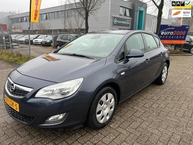 Blauw, metallic lak Gebruikt 2010 Opel Astra Edition Hatchback | € 2.750 (Goede deal) - Afbeelding 1/4