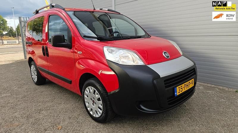 Rood Gebruikt 2011 Fiat Qubo Trekking MPV | € 3.950 - Afbeelding 1/4