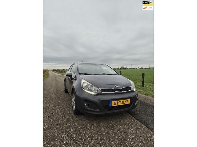 Grijs Gebruikt 2012 Kia Rio Hatchback | € 7.499 (Goede deal) - Afbeelding 1/4