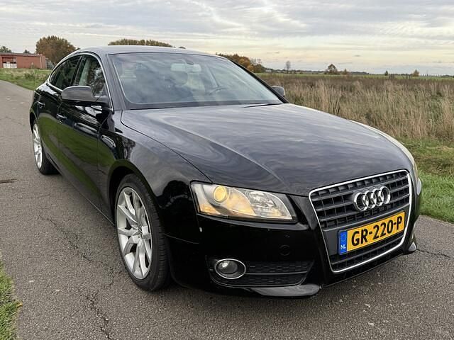 Zwart (metallic) Gebruikt 2010 Audi A5 Sportback Hatchback | € 5.950 (Eerlijke prijs) - Afbeelding 1/4