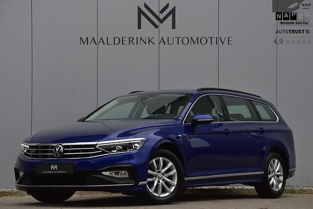 Blauw, metallic lak Gebruikt 2022 VW Passat Business Stationwagen | € 29.440 (Eerlijke prijs) - Afbeelding 1/4