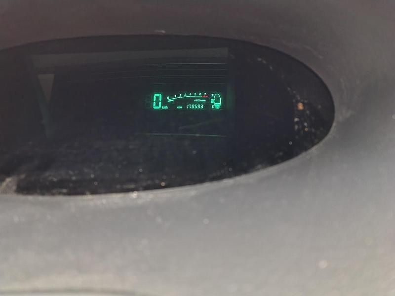 Zwart (metallic) Gebruikt 2002 Toyota Yaris Hatchback | € 1.395 (Goede deal) - Afbeelding 1/4