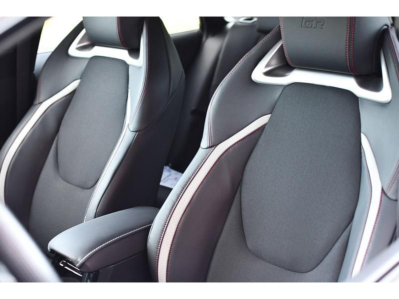 Occasion Toyota Corolla Hybrid Plus 2024 Blauw Stationwagen