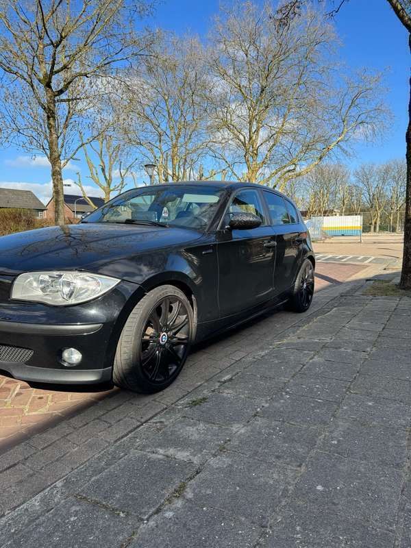 Zwart Gebruikt 2005 BMW 116 Hatchback | € 2.750 (Eerlijke prijs) - Afbeelding 1/4