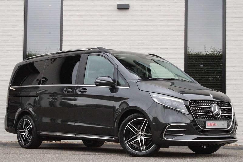 Zwart Gebruikt 2025 Mercedes V250 AMG MPV | € 106.389 - Afbeelding 1/4