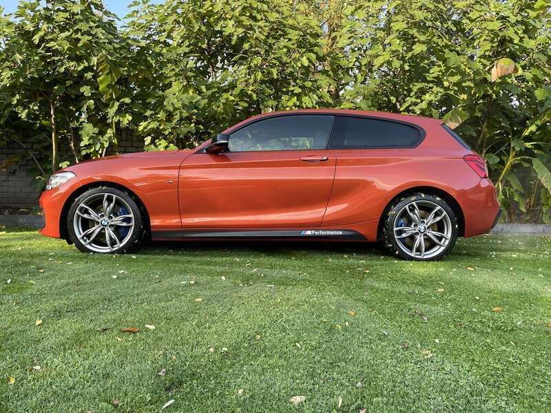 Oranje Gebruikt 2015 BMW M135 Hatchback | € 24.500 (Goede deal) - Afbeelding 1/4