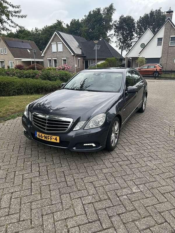 Grijs Gebruikt 2009 Mercedes E200 Sedan | € 9.750 (Iets duurder) - Afbeelding 1/4