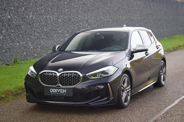 Zwart Gebruikt 2020 BMW M135 Executive Hatchback | € 34.990 (Goede deal) - Afbeelding 1/4