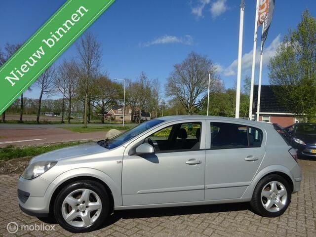 Grijs Gebruikt 2007 Opel Astra Executive Hatchback | € 1.499 (Eerlijke prijs) - Afbeelding 1/4
