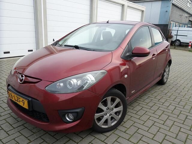 Rood (metallic) Occasion 2010 Mazda 2 Hatchback | € 1.249 (Super prijs) - Afbeelding 1/4