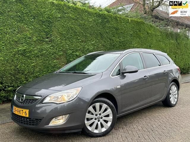 Grijs Gebruikt 2011 Opel Astra Cosmo Stationwagen | € 6.000 (Duur) - Afbeelding 1/4