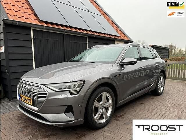 Grijs (metallic) Occasion 2019 Audi e-tron SUV | € 19.895 (Super prijs) - Afbeelding 1/4
