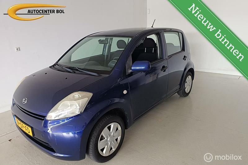 Blauw Gebruikt 2006 Daihatsu Sirion Hatchback | € 5.230 (Eerlijke prijs) - Afbeelding 1/4
