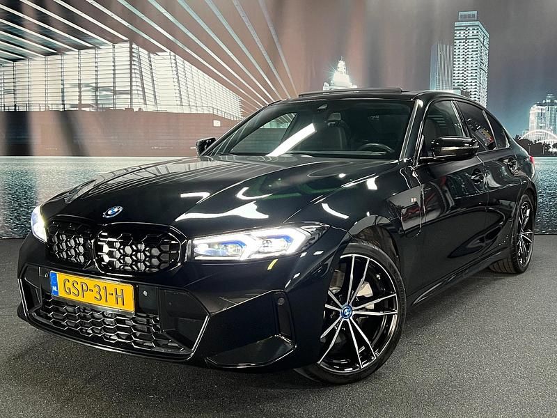 Zwart Gebruikt 2023 BMW 330 Sedan | € 44.500 (Eerlijke prijs) - Afbeelding 1/4