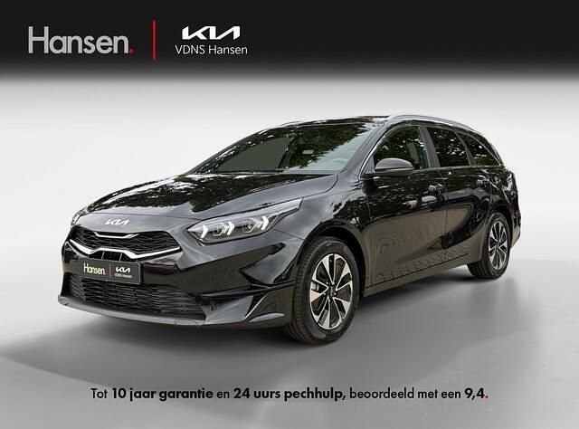 Zwart Nieuw 2025 Kia Ceed Stationwagen | € 33.245 (Duur) - Afbeelding 1/4