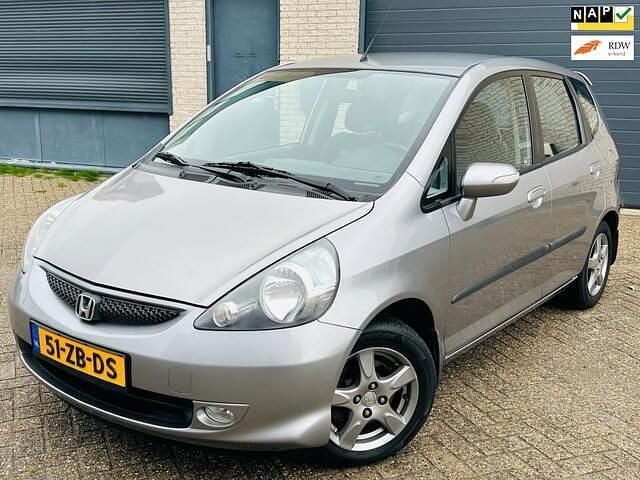 Grijs Gebruikt 2007 Honda Jazz LS Hatchback | € 4.999 (Eerlijke prijs) - Afbeelding 1/4