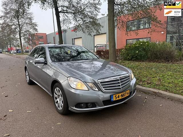 Grijs Occasion 2010 Mercedes E220 Business Sedan | € 7.999 (Goede deal) - Afbeelding 1/4