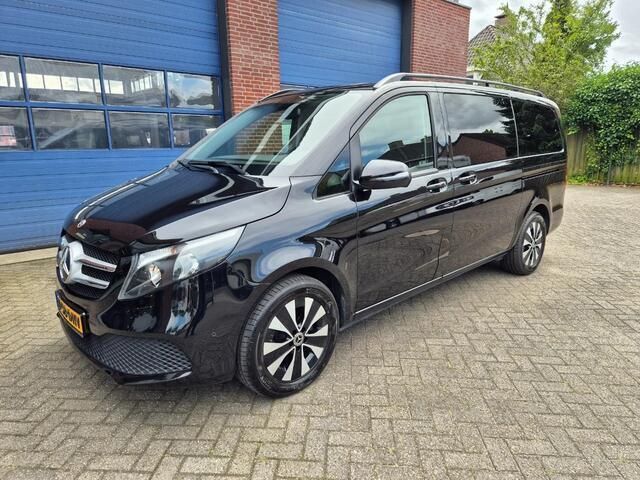 Zwart Gebruikt 2022 Mercedes V220 MPV | € 49.500 - Afbeelding 1/4