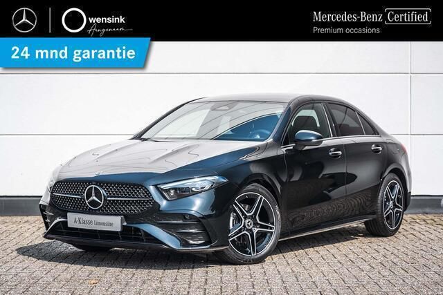 Zwart, metallic lak Gebruikt 2024 Mercedes A180 AMG Sedan | € 36.850 (Iets duurder) - Afbeelding 1/4