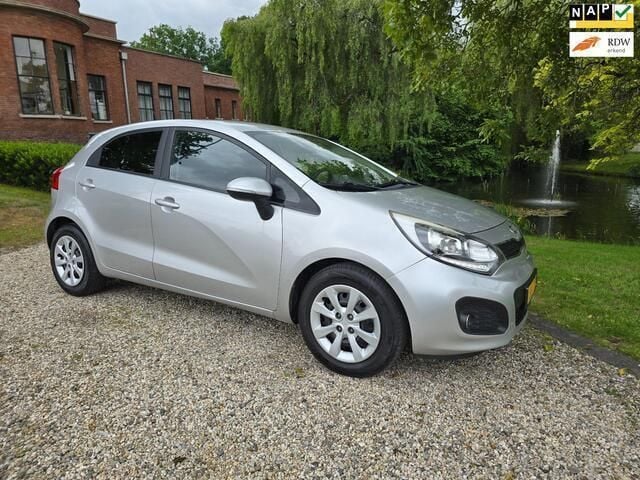 Grijs Gebruikt 2012 Kia Rio Plus Hatchback | € 4.499 (Eerlijke prijs) - Afbeelding 1/4