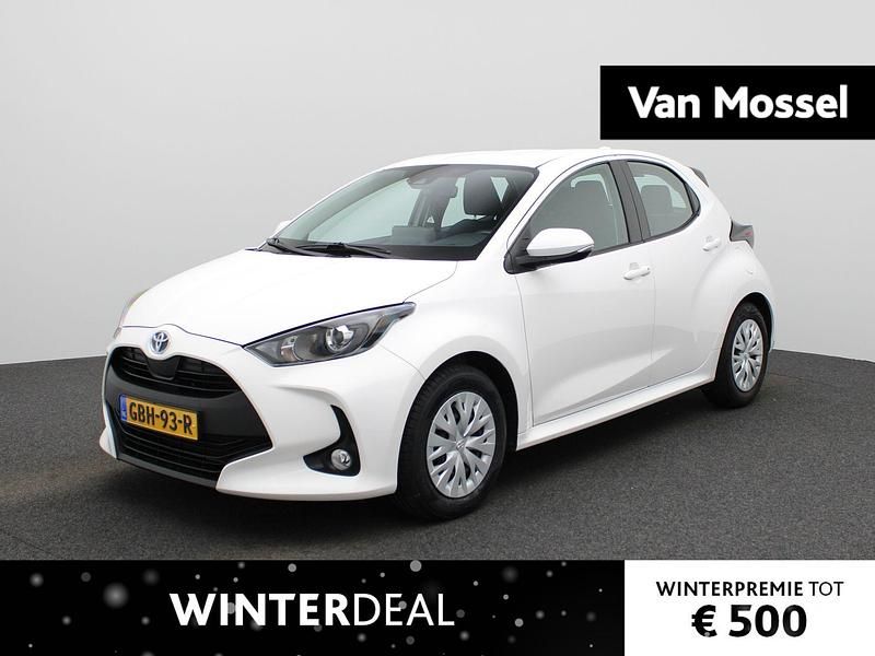 Wit Occasion 2022 Toyota Yaris Hybrid Active Hatchback | € 19.900 (Goede deal) - Afbeelding 1/4