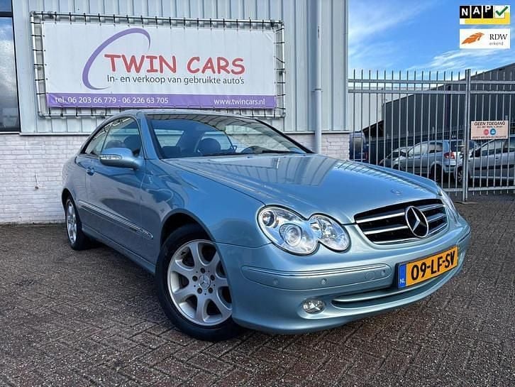 Blauw (metallic) Gebruikt 2003 Mercedes 240 Elegance Coupé | € 4.995 (Eerlijke prijs) - Afbeelding 1/4