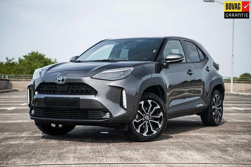 Grijs Gebruikt 2023 Toyota Yaris Cross Team SUV | € 27.845 (Eerlijke prijs) - Afbeelding 1/4