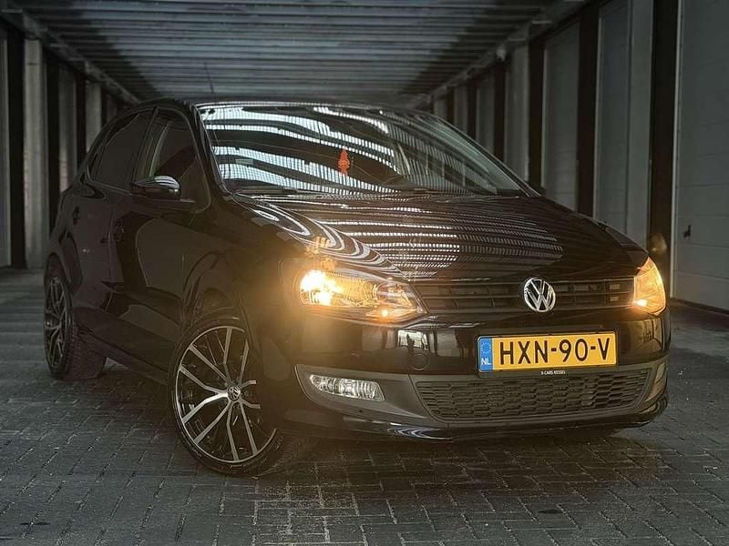 Zwart Occasion 2013 VW Polo Hatchback | € 6.250 (Goede deal) - Afbeelding 1/4