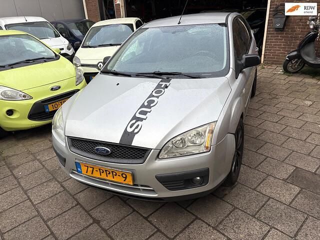 Grijs (metallic) Gebruikt 2007 Ford Focus Trend Hatchback | € 1.999 (Goede deal) - Afbeelding 1/4