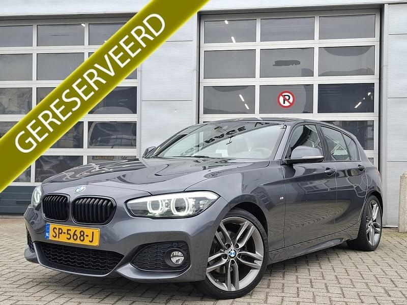 Grijs Occasion 2018 BMW 120 Executive Hatchback | € 20.940 (Eerlijke prijs) - Afbeelding 1/4