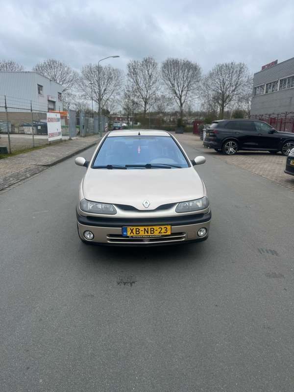 Bruin Gebruikt 1998 Renault Laguna Hatchback | € 1.500 - Afbeelding 1/4