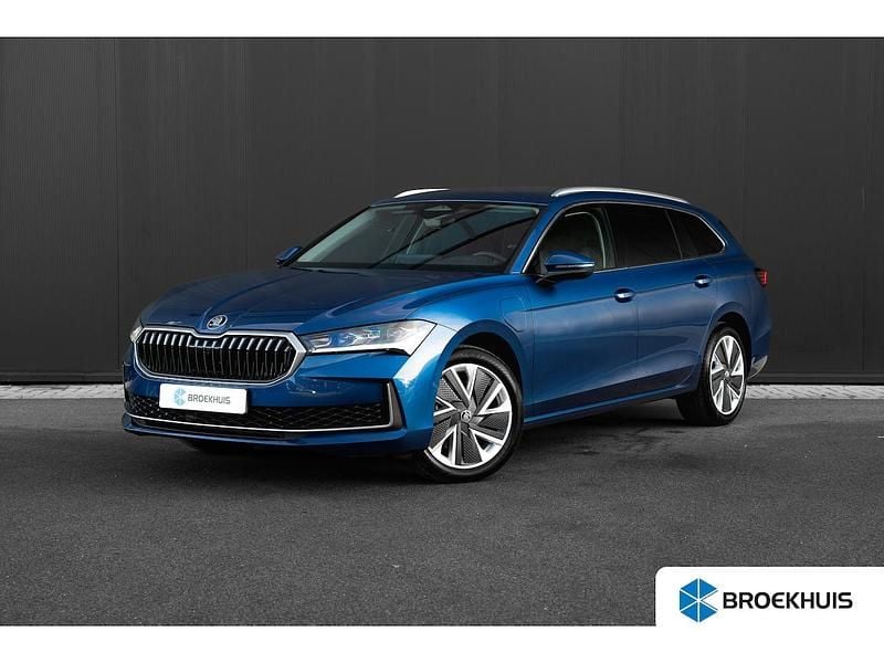 Blauw Occasion 2024 Skoda Superb First Edition Stationwagen | € 39.900 (Iets duurder) - Afbeelding 1/4