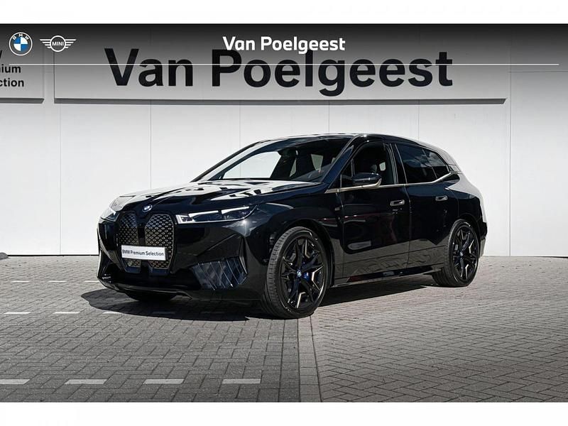Black sapphire metallic (zwart metallic) Gebruikt 2024 BMW iX Comfort Edition SUV | € 84.900 (Eerlijke prijs) - Afbeelding 1/3