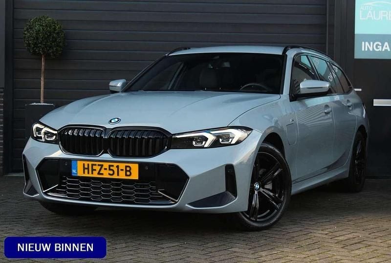 Grijs Occasion 2025 BMW 330e M Sport Stationwagen | € 46.995 (Super prijs) - Afbeelding 1/4