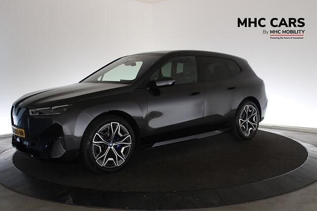Grijs, metallic lak Gebruikt 2022 BMW iX Executive SUV | € 44.900 (Goede deal) - Afbeelding 1/4