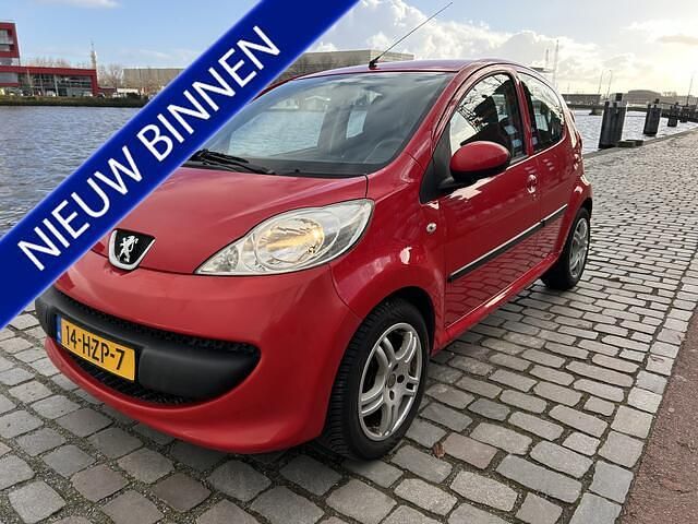 Rood Gebruikt 2009 Peugeot 107 Hatchback | € 2.750 (Eerlijke prijs) - Afbeelding 1/4