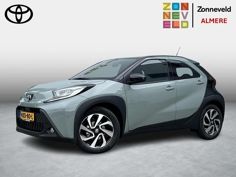 Groen Nieuw 2025 Toyota Aygo X Pulse SUV | € 23.499 - Afbeelding 1/4