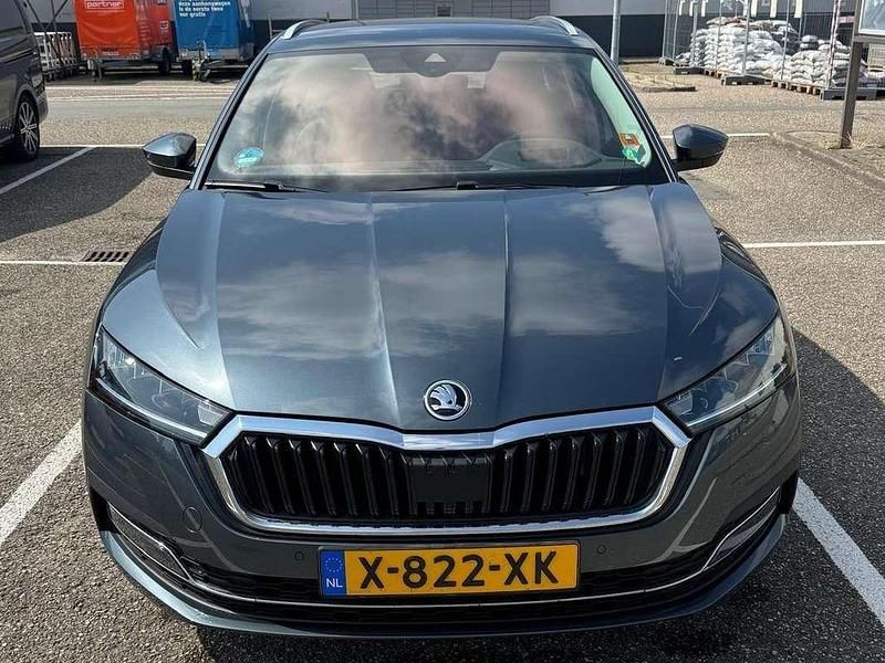 Grijs Gebruikt 2020 Skoda Octavia Stationwagen | € 24.250 (Duur) - Afbeelding 1/4
