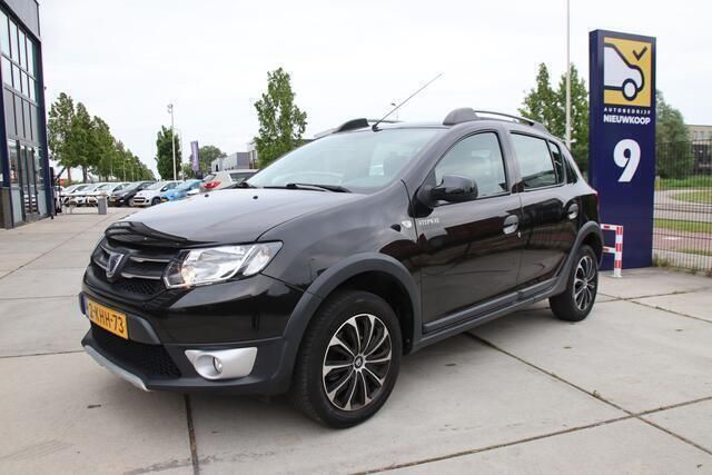 Rood Gebruikt 2013 Dacia Sandero Lauréate Hatchback | € 6.449 (Eerlijke prijs) - Afbeelding 1/4