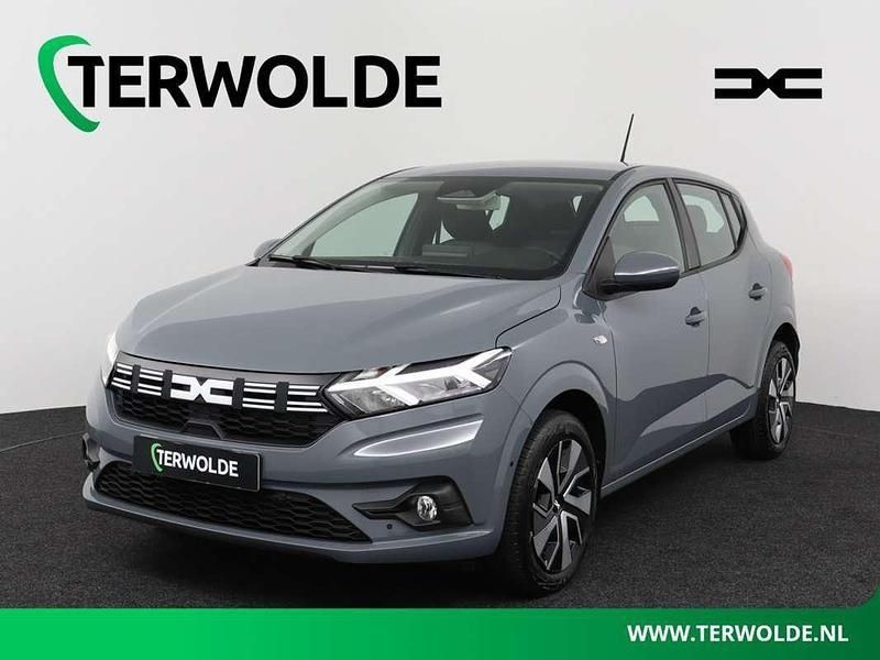 Grijs, metallic lak Nieuw 2025 Dacia Sandero Expression Hatchback | € 21.600 (Eerlijke prijs) - Afbeelding 1/4