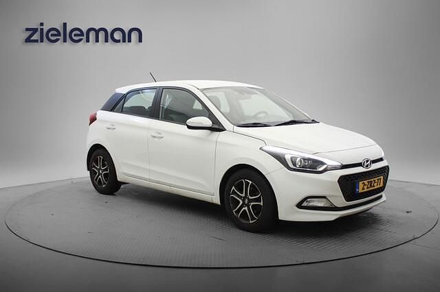 Wit Gebruikt 2015 Hyundai i20 Hatchback | € 7.345 (Eerlijke prijs) - Afbeelding 1/4