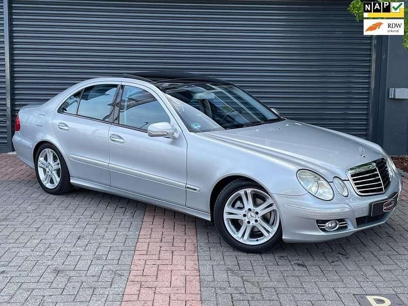 Grijs Gebruikt 2007 Mercedes E320 Avantgarde Sedan | € 6.990 (Eerlijke prijs) - Afbeelding 1/4