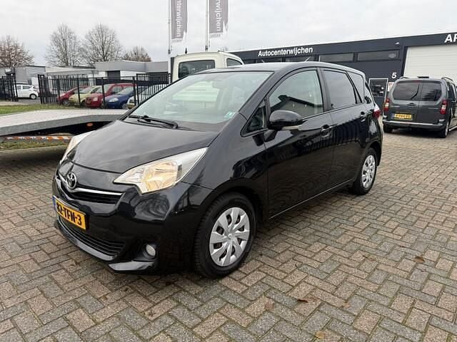 Zwart (metallic) Occasion 2012 Toyota Verso-S MPV | € 5.495 (Goede deal) - Afbeelding 1/4